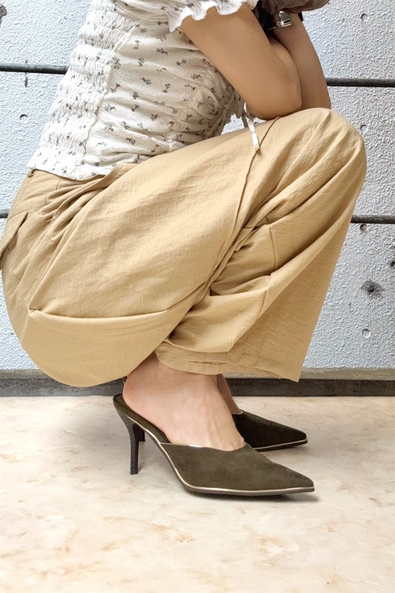 R&E アールアンドイー R&E ゴールドパイピングミュールパンプス